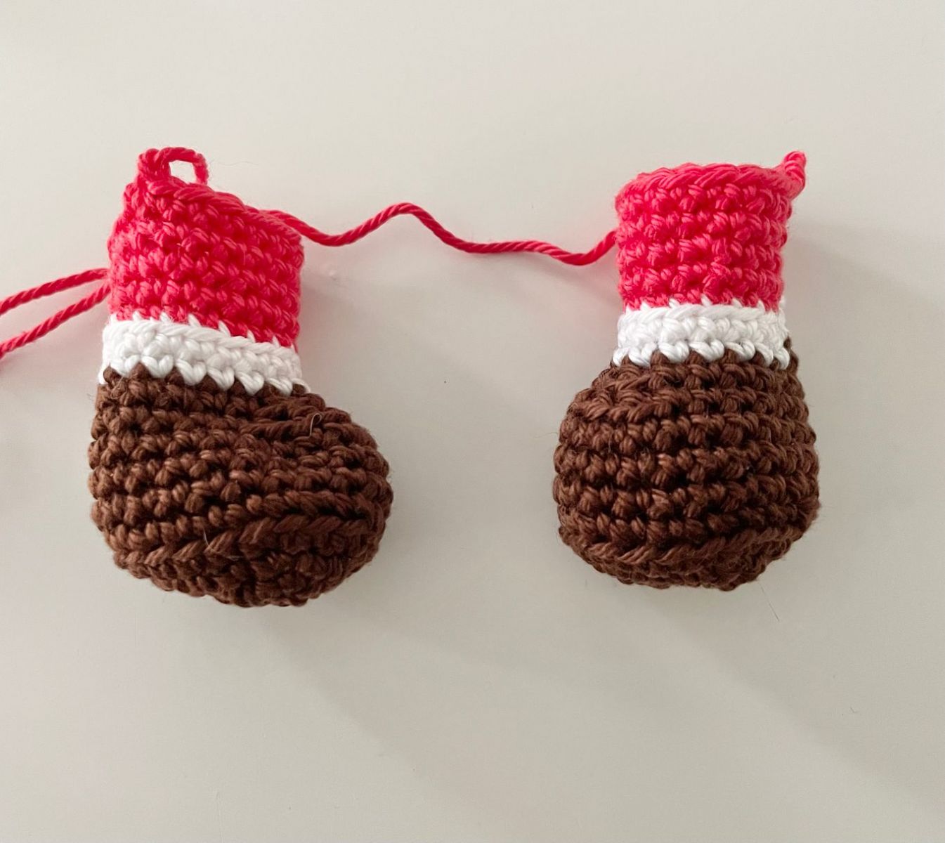 Blog-Inhaltsbild für 'Weihnachtliche Geschenkhülle, einfache Anleitung für eine Amigurumi Flaschenhülle'