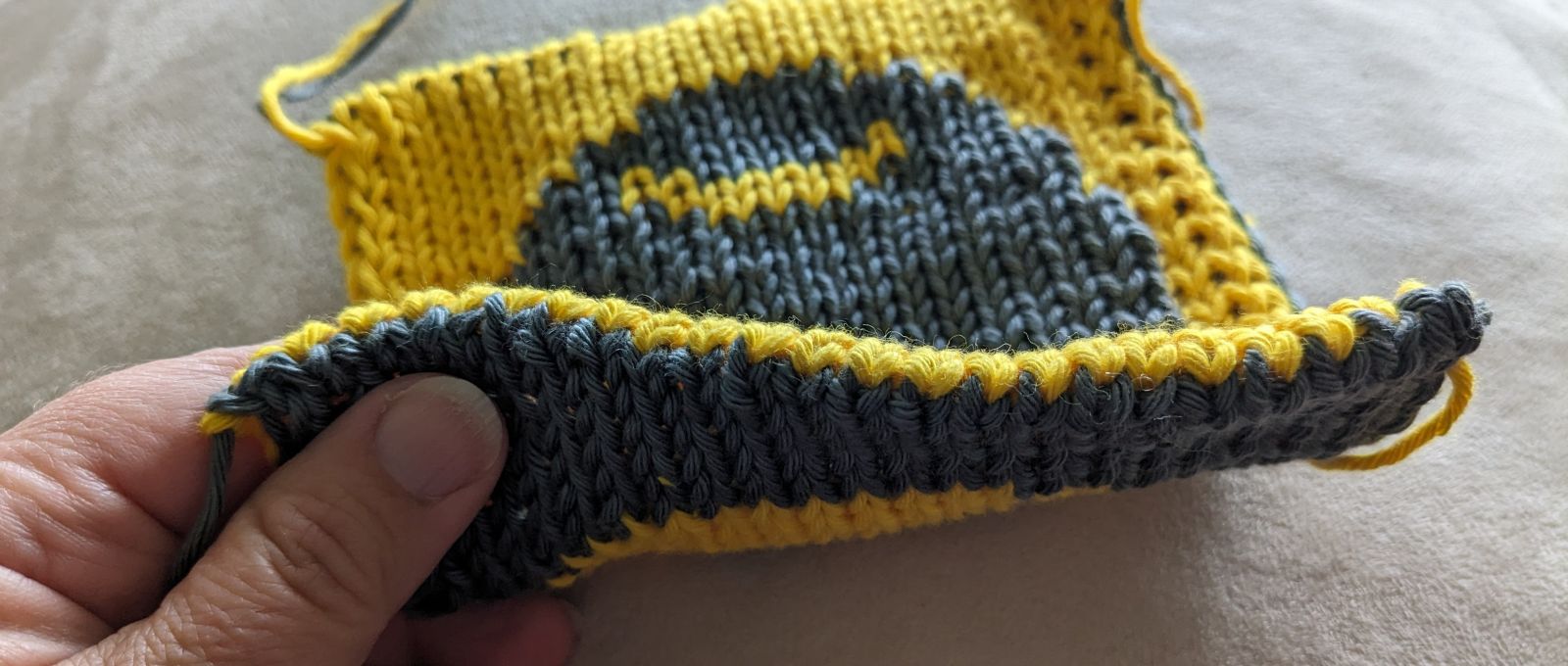 Blog content image for 'Free knitting pattern for a „Moody Smiley“ – as coaster or cleaning pad'