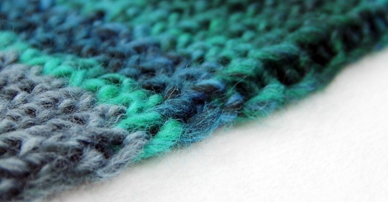 Blog-Inhaltsbild für 'Gratis Strickanleitung Resteprojekt: 1 Knäuel Wolle = 1 Paar Stiefelstulpen'