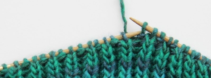 Blog-Inhaltsbild für 'Gratis Strickanleitung Resteprojekt: 1 Knäuel Wolle = 1 Paar Stiefelstulpen'