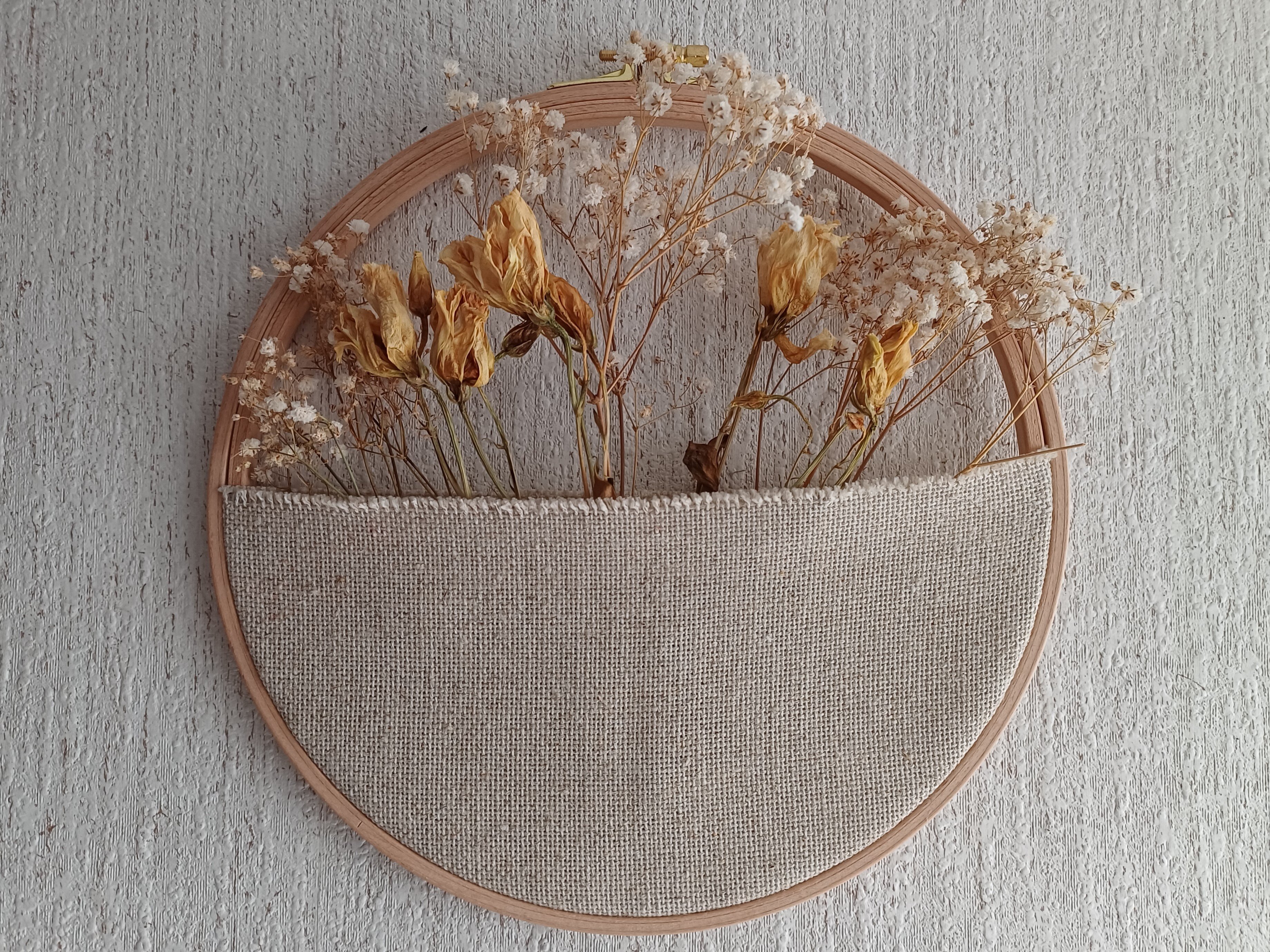 stickrahmendeko mit trockenblumen