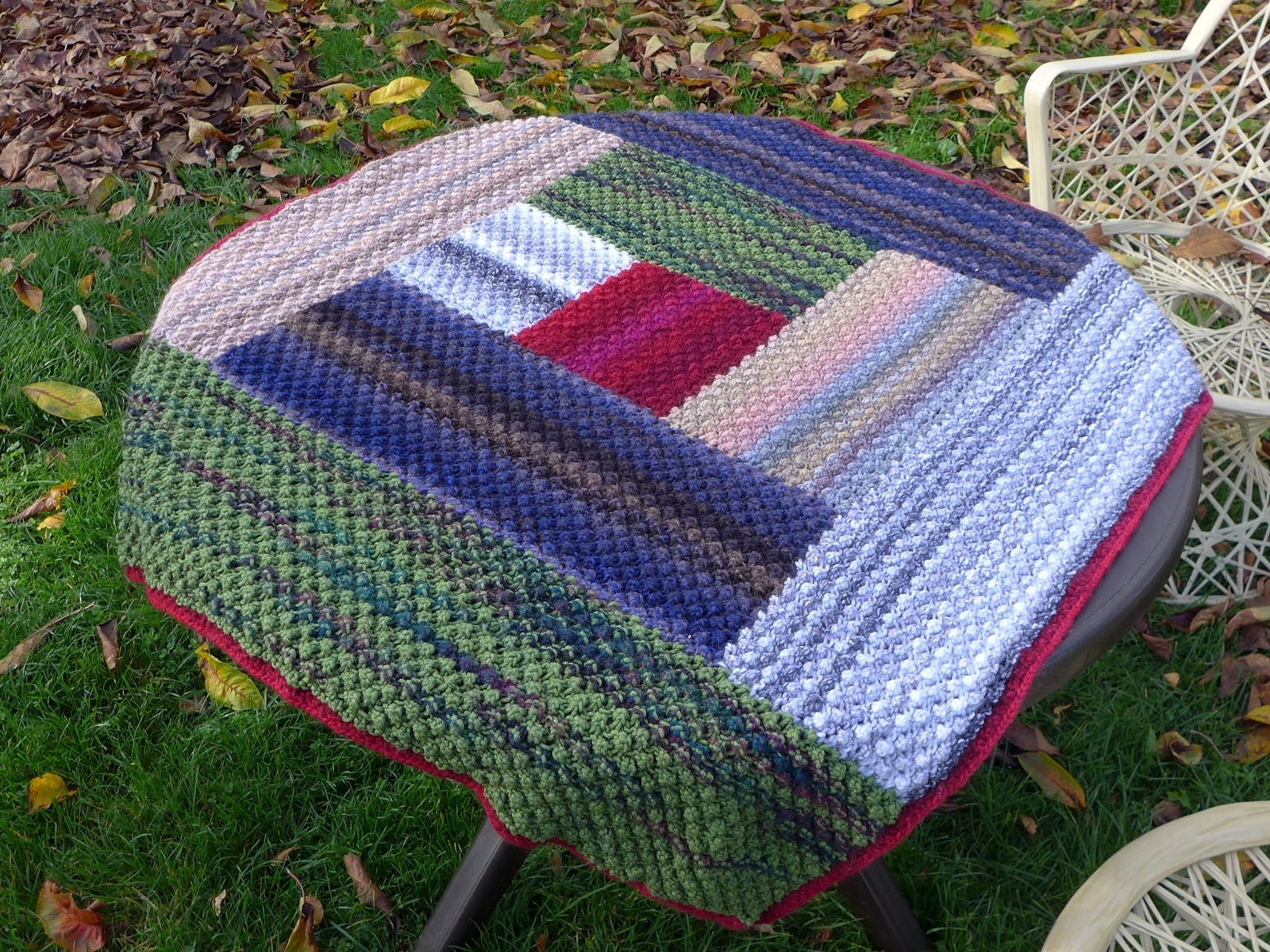 Blog-Inhaltsbild für 'Dornröschen-Patchwork-Decke aus Wollresten - Kostenlose Strickanleitung'