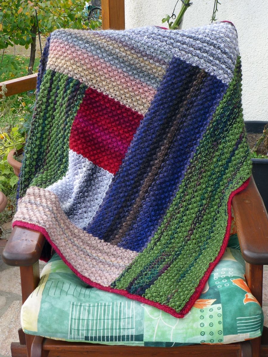 Blog-Inhaltsbild für 'Dornröschen-Patchwork-Decke aus Wollresten - Kostenlose Strickanleitung'