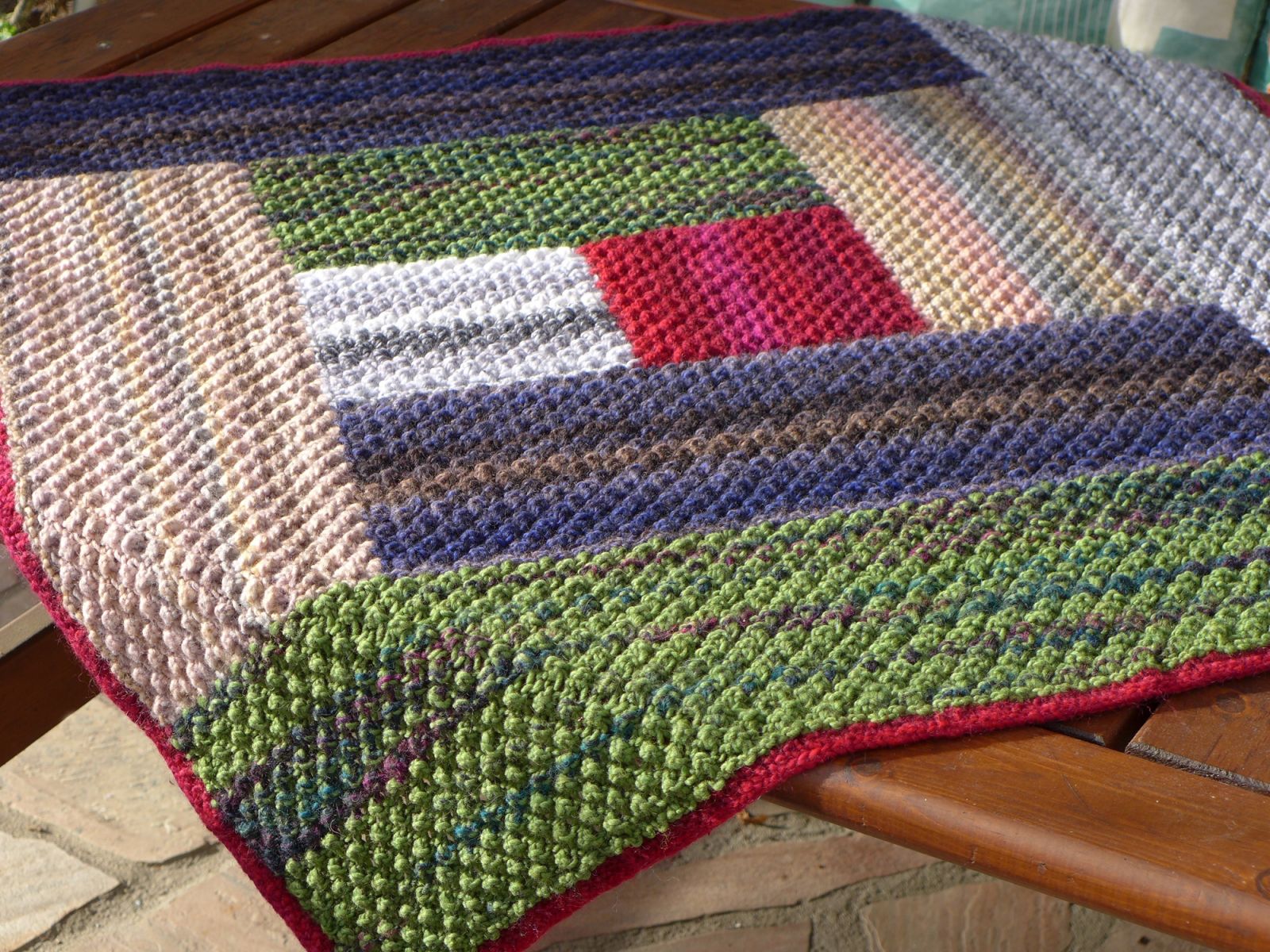 Blog-Inhaltsbild für 'Dornröschen-Patchwork-Decke aus Wollresten - Kostenlose Strickanleitung'