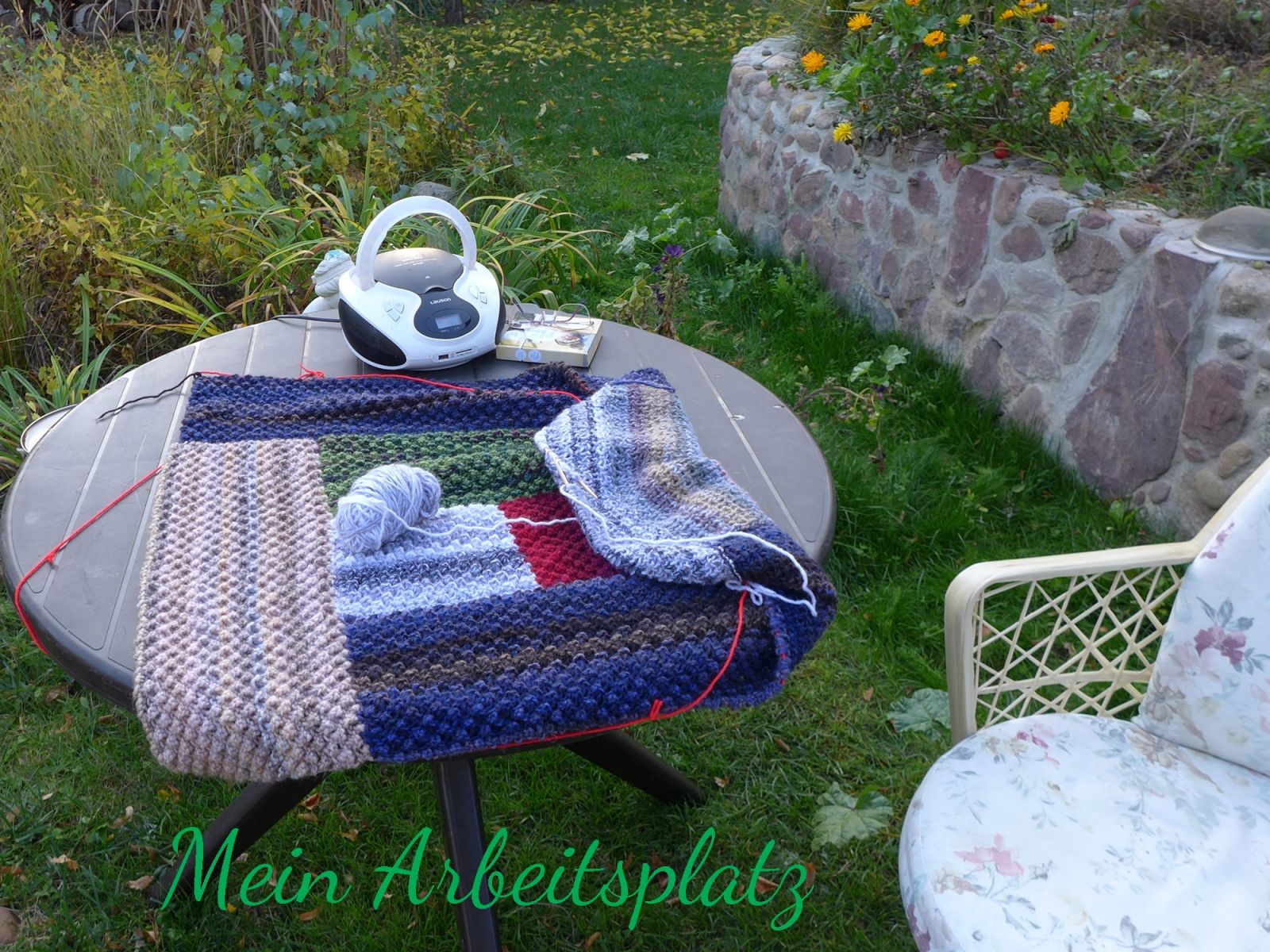 Blog-Inhaltsbild für 'Dornröschen-Patchwork-Decke aus Wollresten - Kostenlose Strickanleitung'