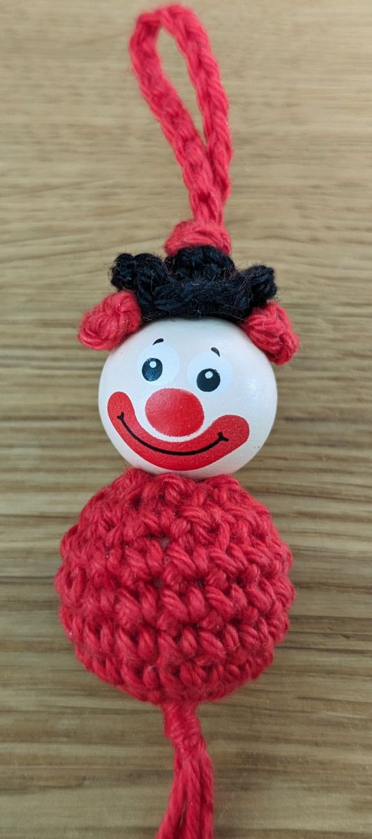 Blog-Inhaltsbild für 'Kostenlose Anleitung Glückswürmchen Sorgenwürmchen Clown mit Haaren und Hut'