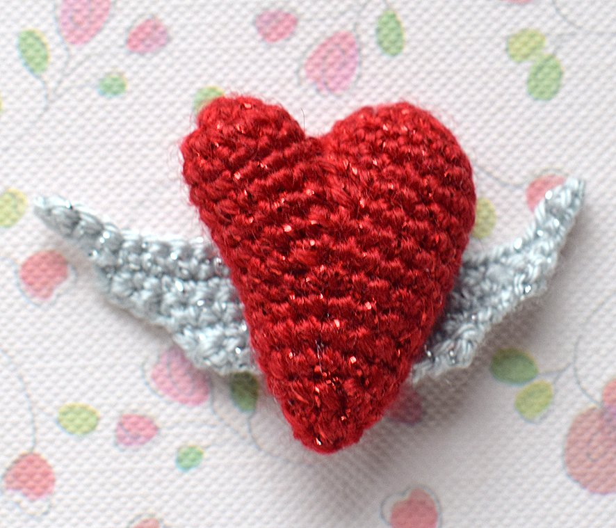 Blog content image for '"Heart with wings" is a paper clip for a diary or brooches'