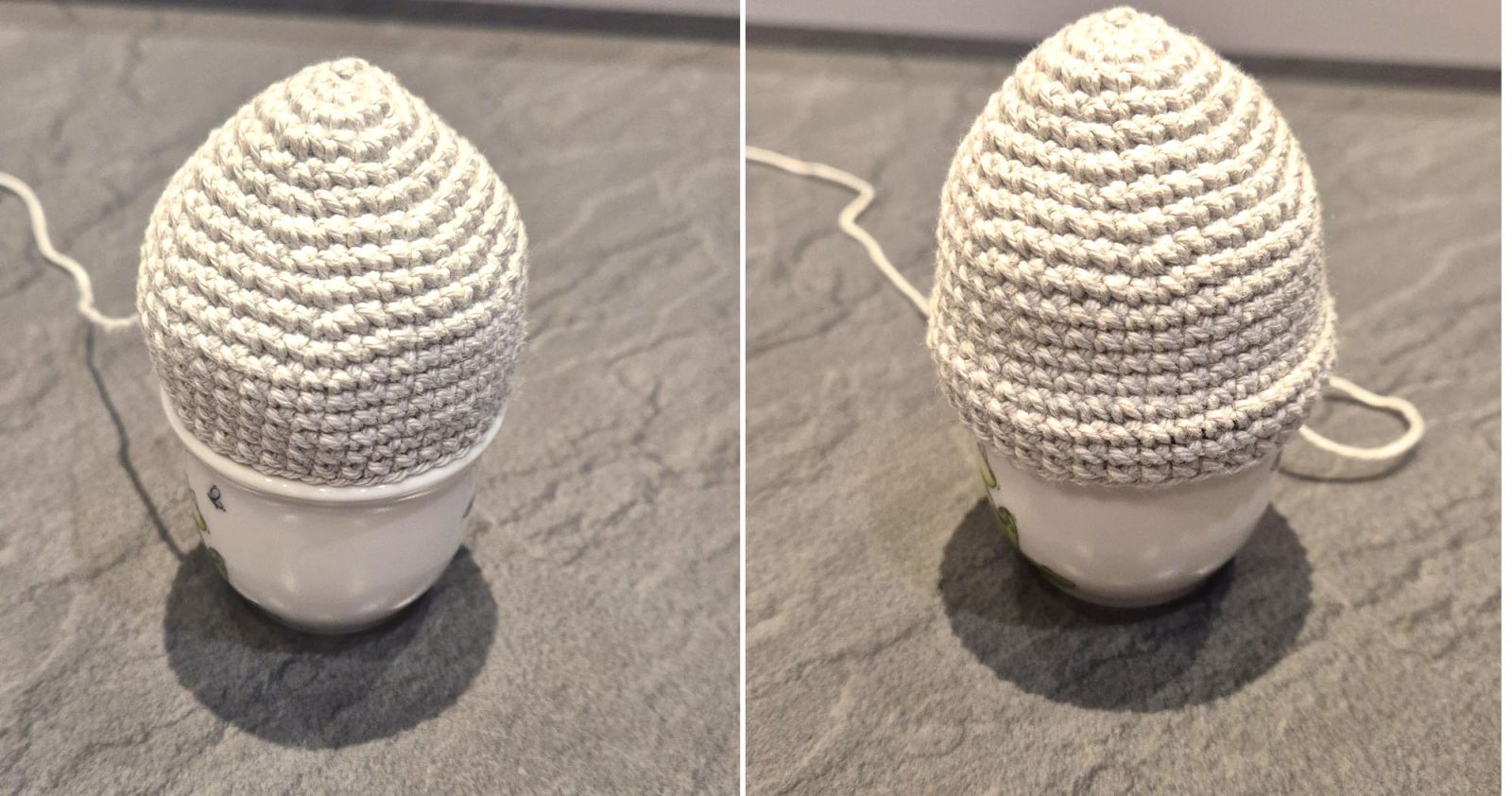 Bis hierher gehälter Eierwärmer ist über ein im Eierbecher stehendes Ei gestülpt.