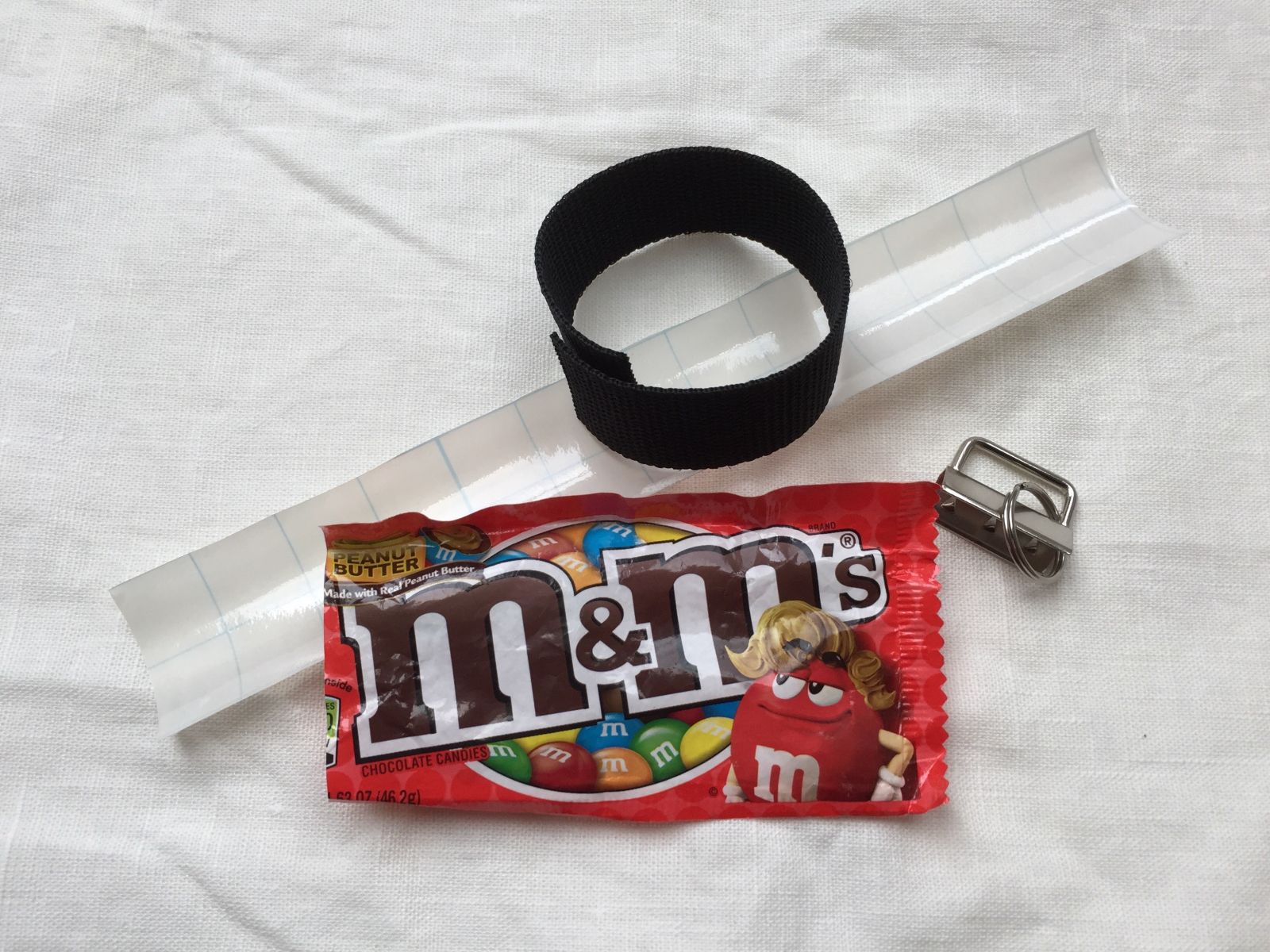 Blog-Inhaltsbild für 'kostenlose Nähanleitung Schlüsselanhänger aus Süßigkeitenverpackung / Upcycling'