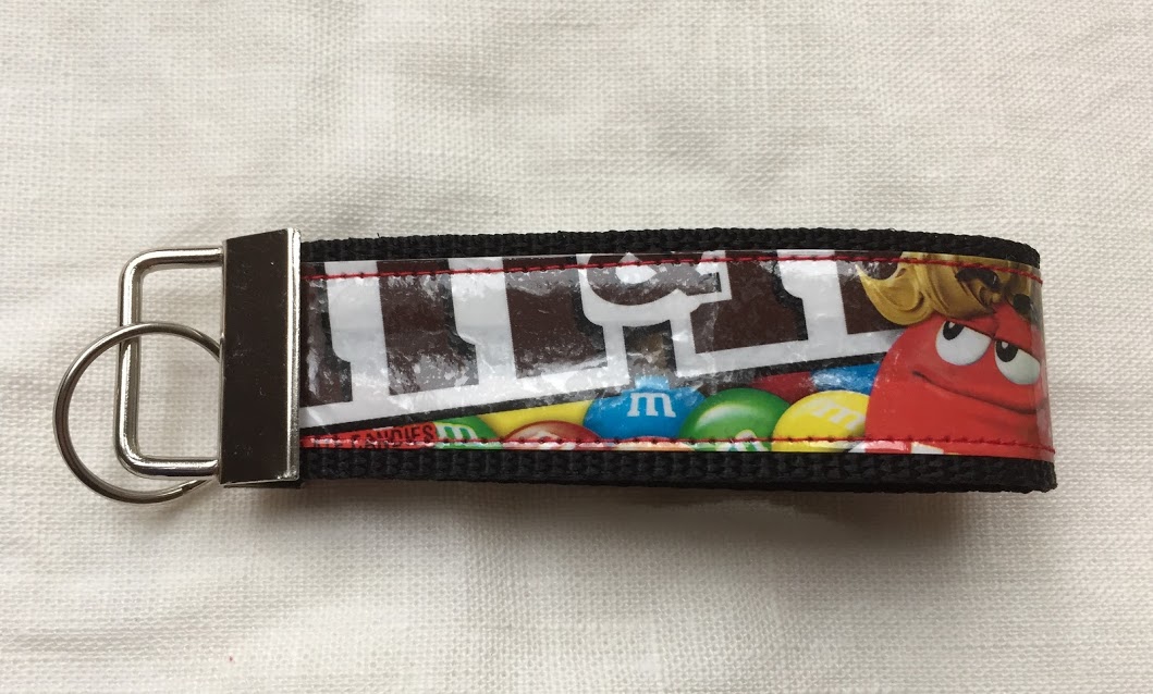 Blog-Inhaltsbild für 'kostenlose Nähanleitung Schlüsselanhänger aus Süßigkeitenverpackung / Upcycling'