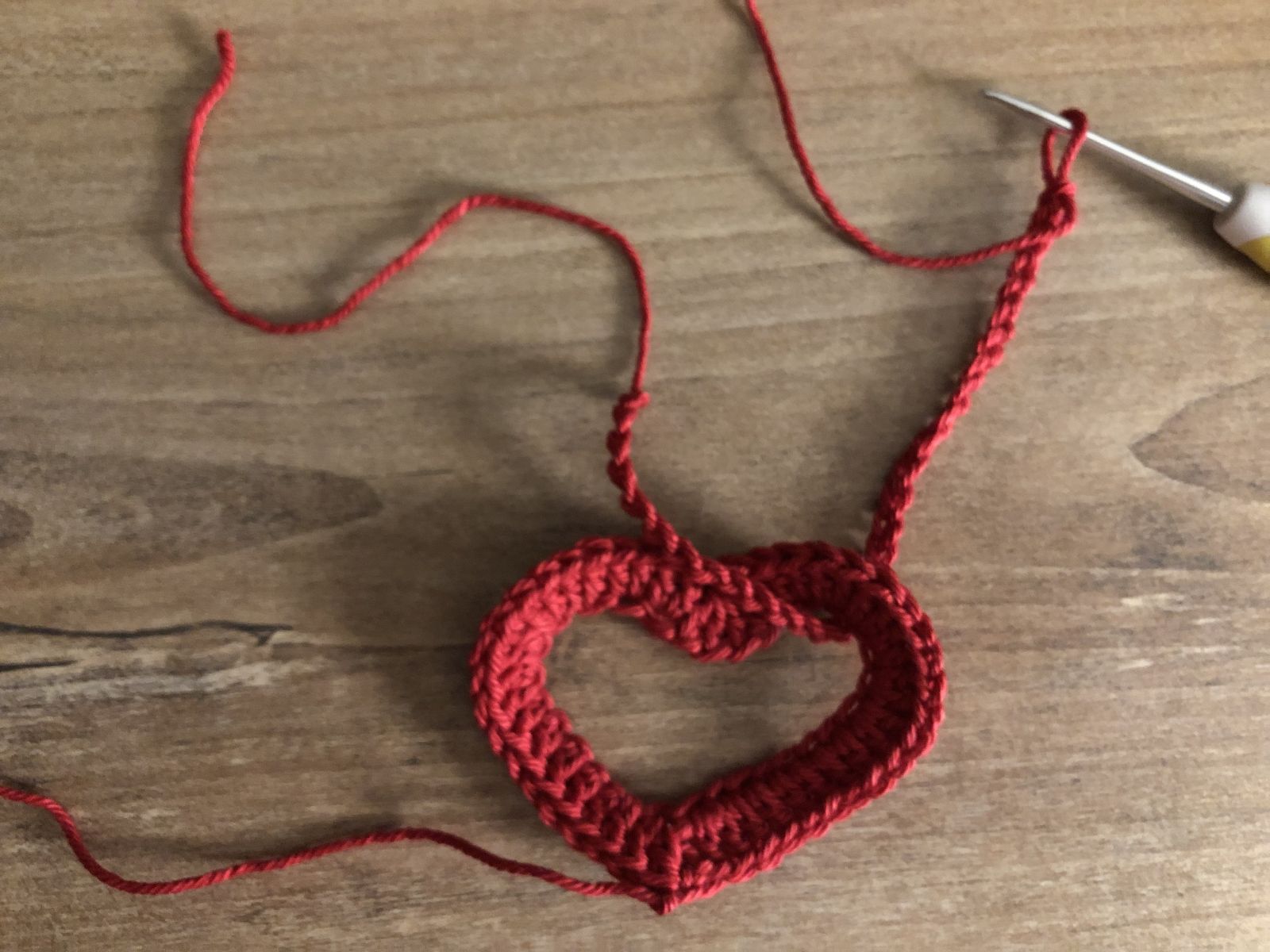 Blog-Inhaltsbild für 'Crochet a loveletter holder with lots of love'