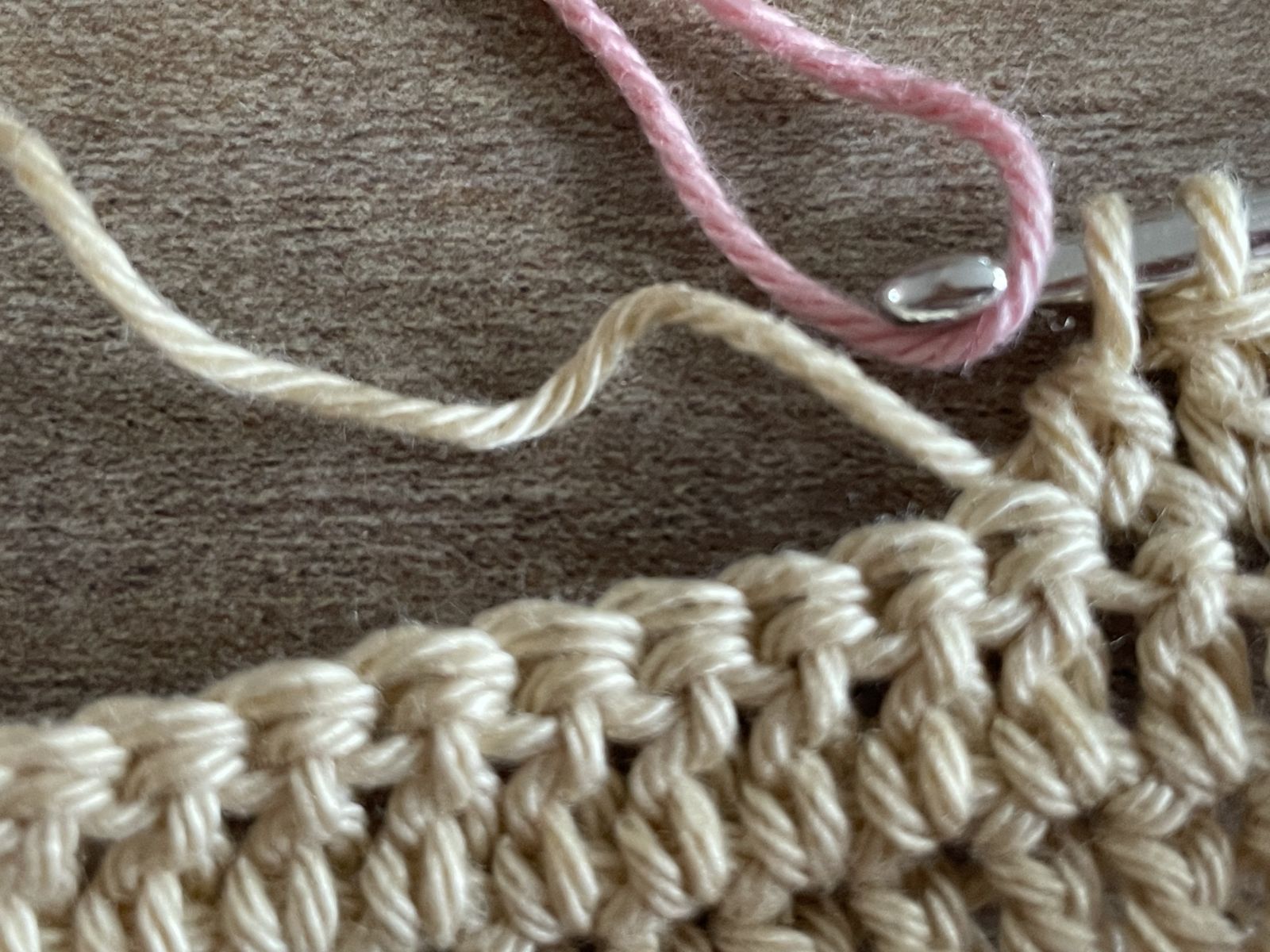 Blog-Inhaltsbild für 'The Perfect Color Change in Crochet: Tips and Tricks'