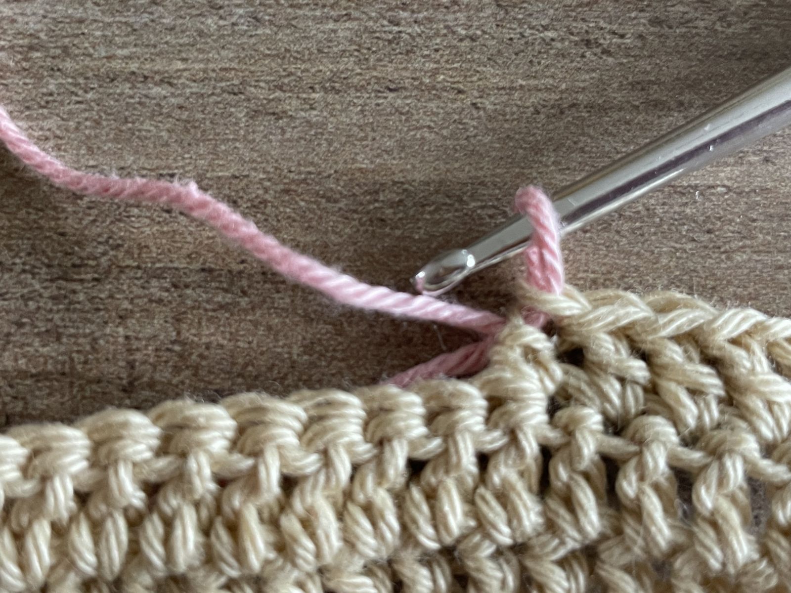 Blog-Inhaltsbild für 'The Perfect Color Change in Crochet: Tips and Tricks'