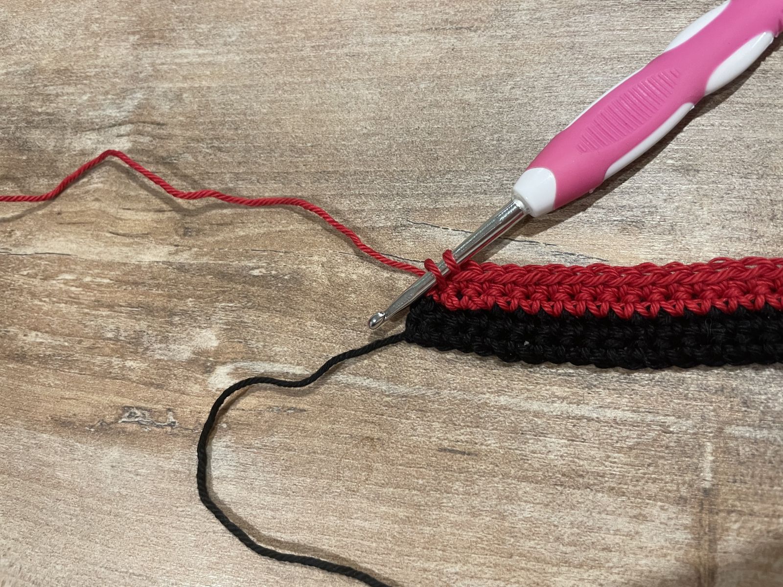 Blog-Inhaltsbild für 'Why Crocheting is a Great Hobby Even in the Summer - Crochet bracelet (not only) for the European Football Championship'