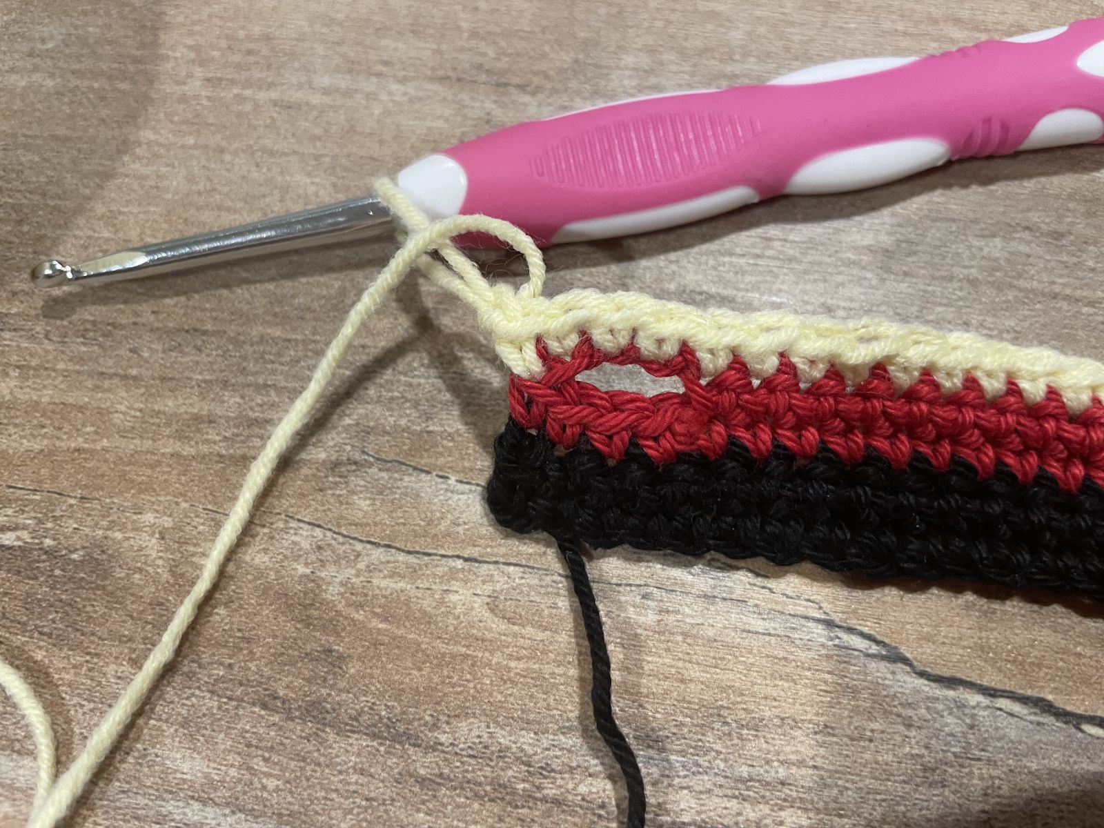 Blog-Inhaltsbild für 'Why Crocheting is a Great Hobby Even in the Summer - Crochet bracelet (not only) for the European Football Championship'