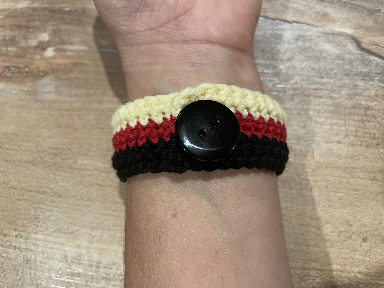 Blog-Inhaltsbild für 'Why Crocheting is a Great Hobby Even in the Summer - Crochet bracelet (not only) for the European Football Championship'