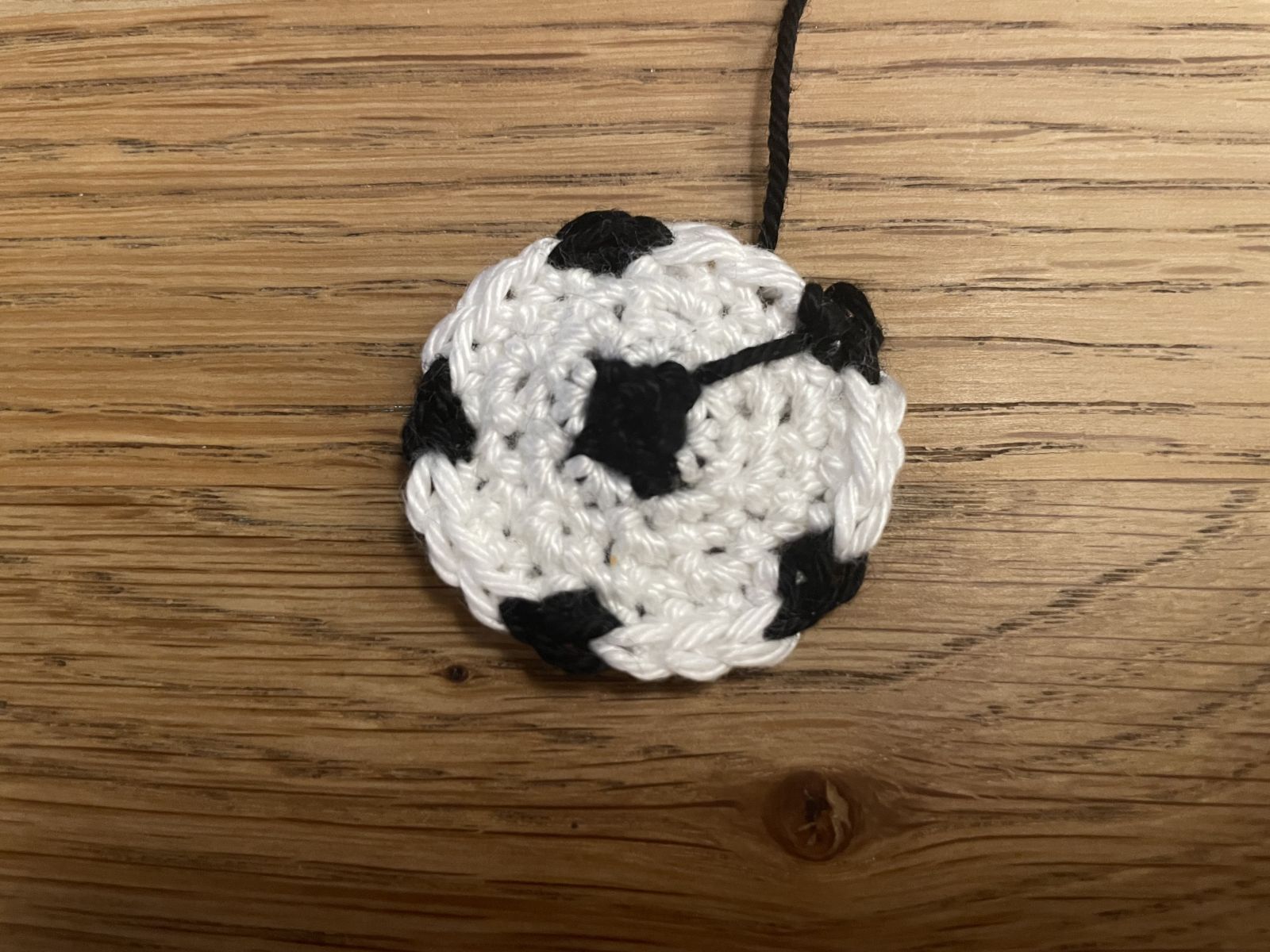 Blog-Inhaltsbild für 'Why Crocheting is a Great Hobby Even in the Summer - Crochet bracelet (not only) for the European Football Championship'