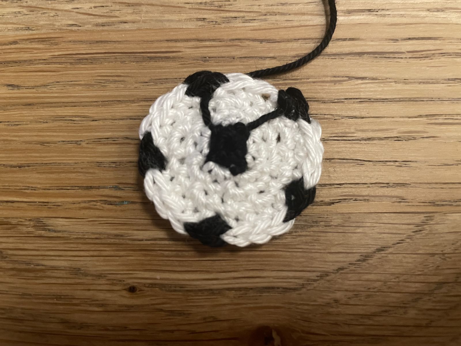 Blog-Inhaltsbild für 'Why Crocheting is a Great Hobby Even in the Summer - Crochet bracelet (not only) for the European Football Championship'