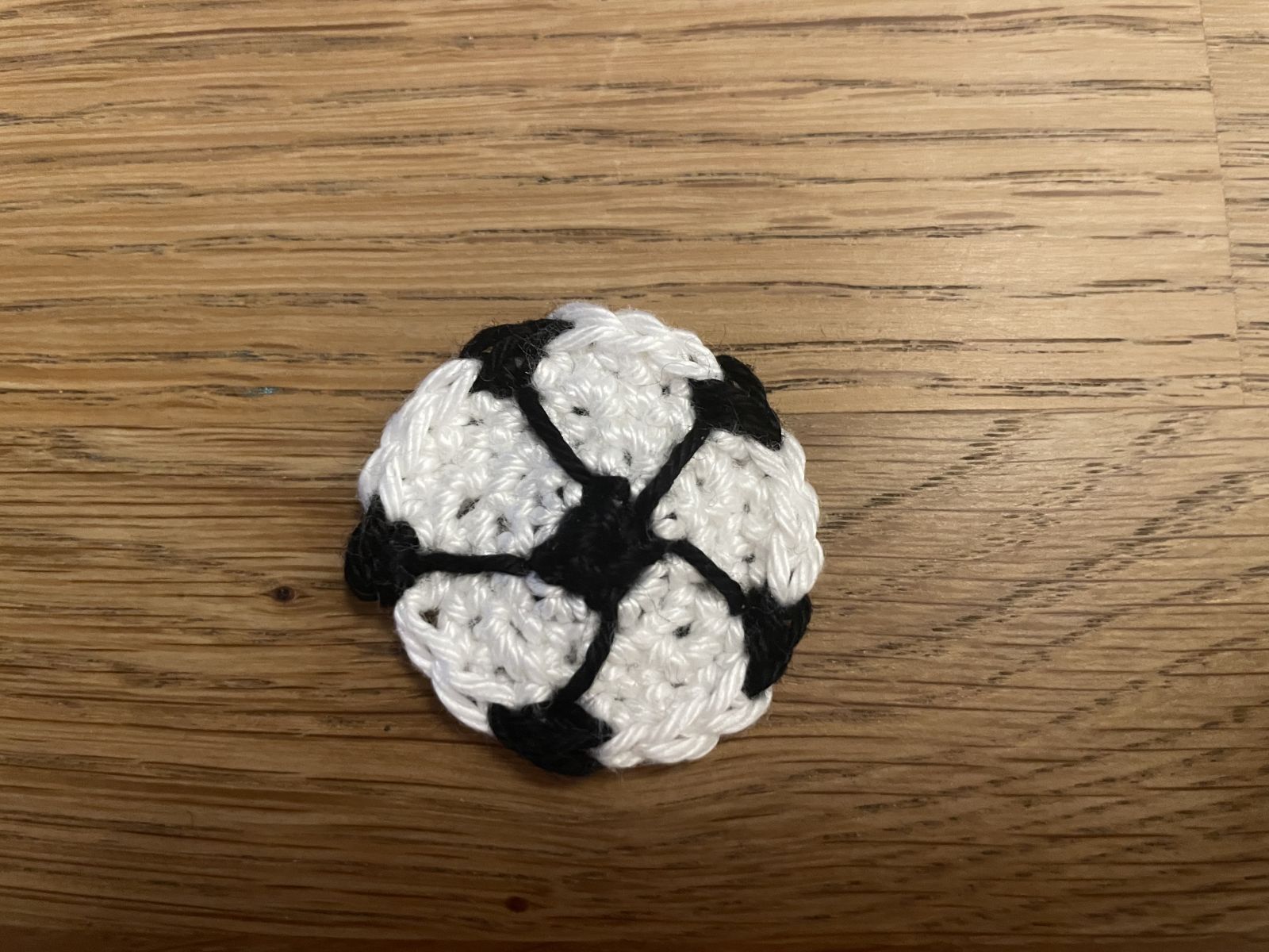 Blog-Inhaltsbild für 'Why Crocheting is a Great Hobby Even in the Summer - Crochet bracelet (not only) for the European Football Championship'