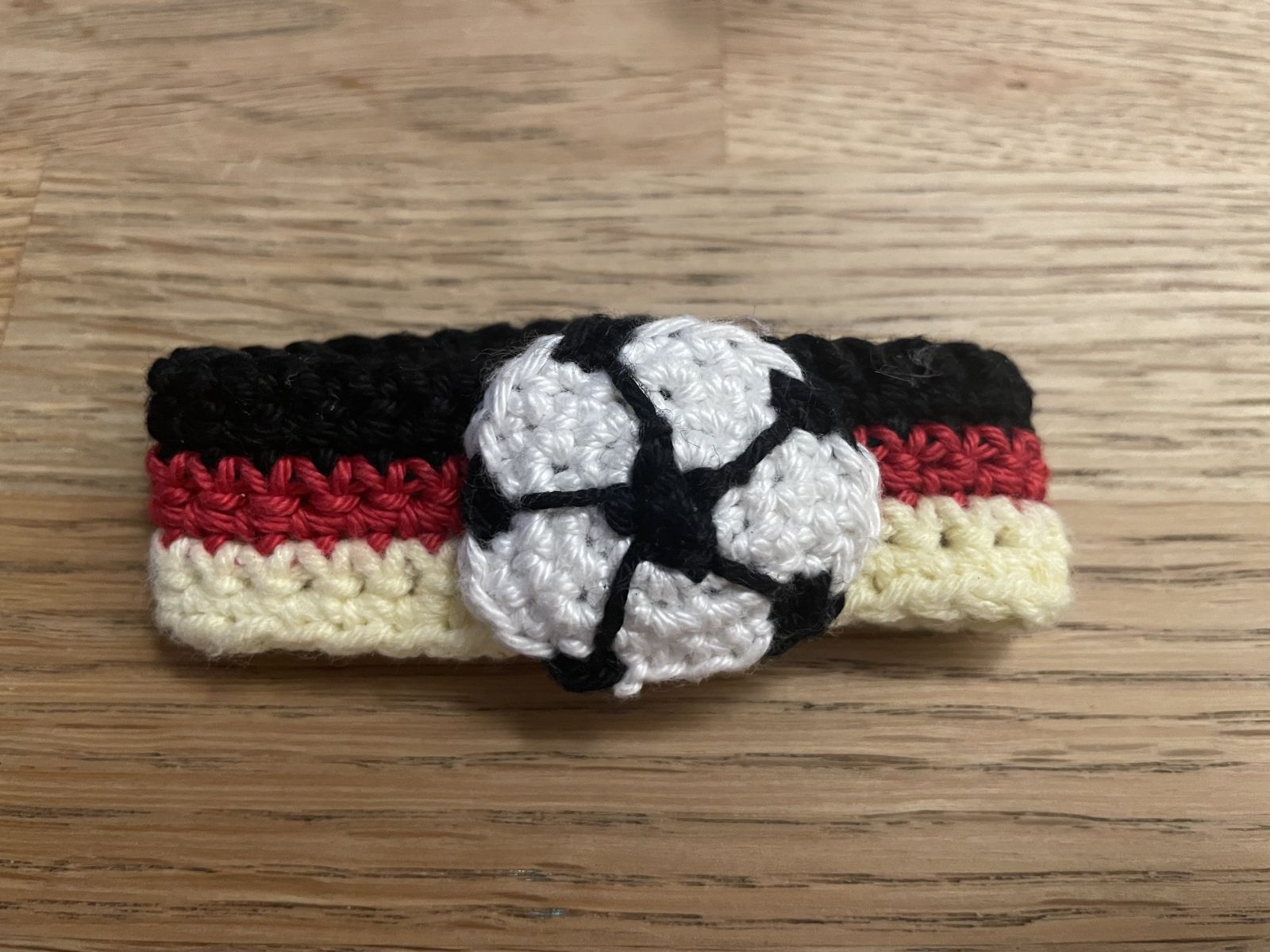 Blog content image for 'Warum Häkeln auch im Sommer ein tolles Hobby ist - Armband (nicht nur) zur Fußball-EM häkeln'