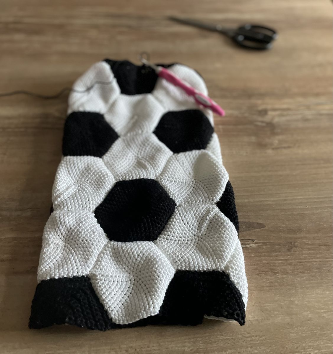 Blog-Inhaltsbild für 'Tips and Tricks for Crocheting the Perfect Children's Backpack - Football Backpack Instructions'