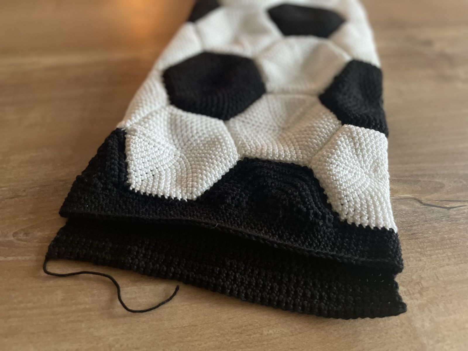 Blog-Inhaltsbild für 'Tips and Tricks for Crocheting the Perfect Children's Backpack - Football Backpack Instructions'