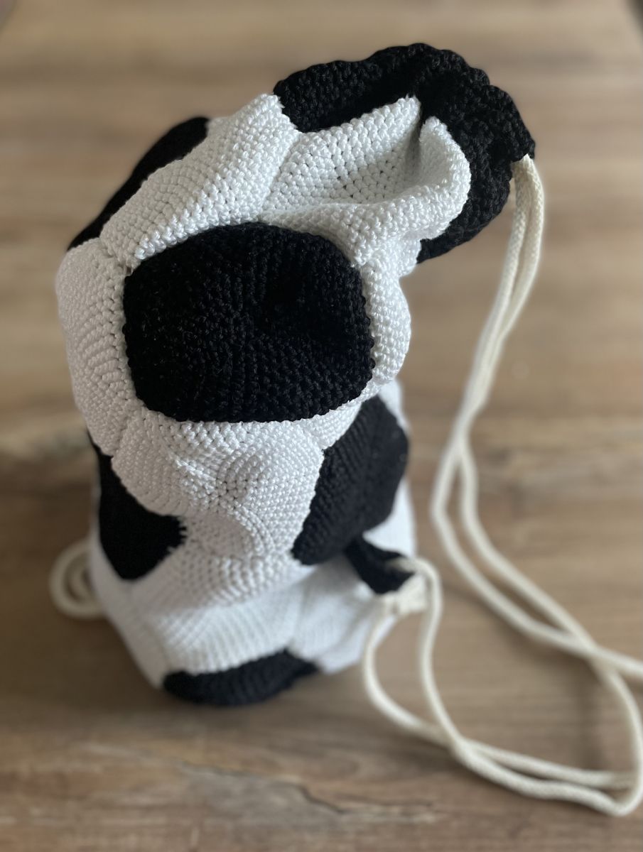 Blog-Inhaltsbild für 'Tips and Tricks for Crocheting the Perfect Children's Backpack - Football Backpack Instructions'