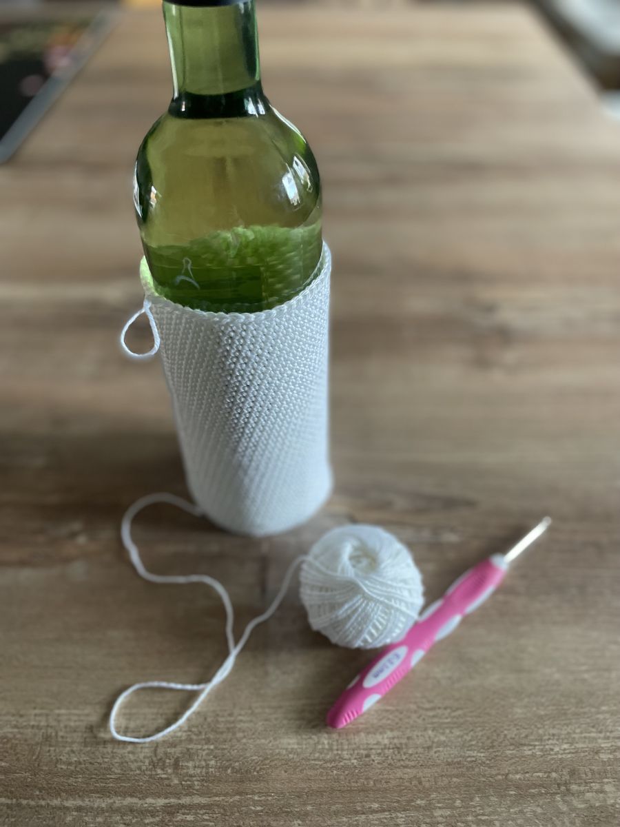 Blog content image for 'Crochet a snowman bottle cover'