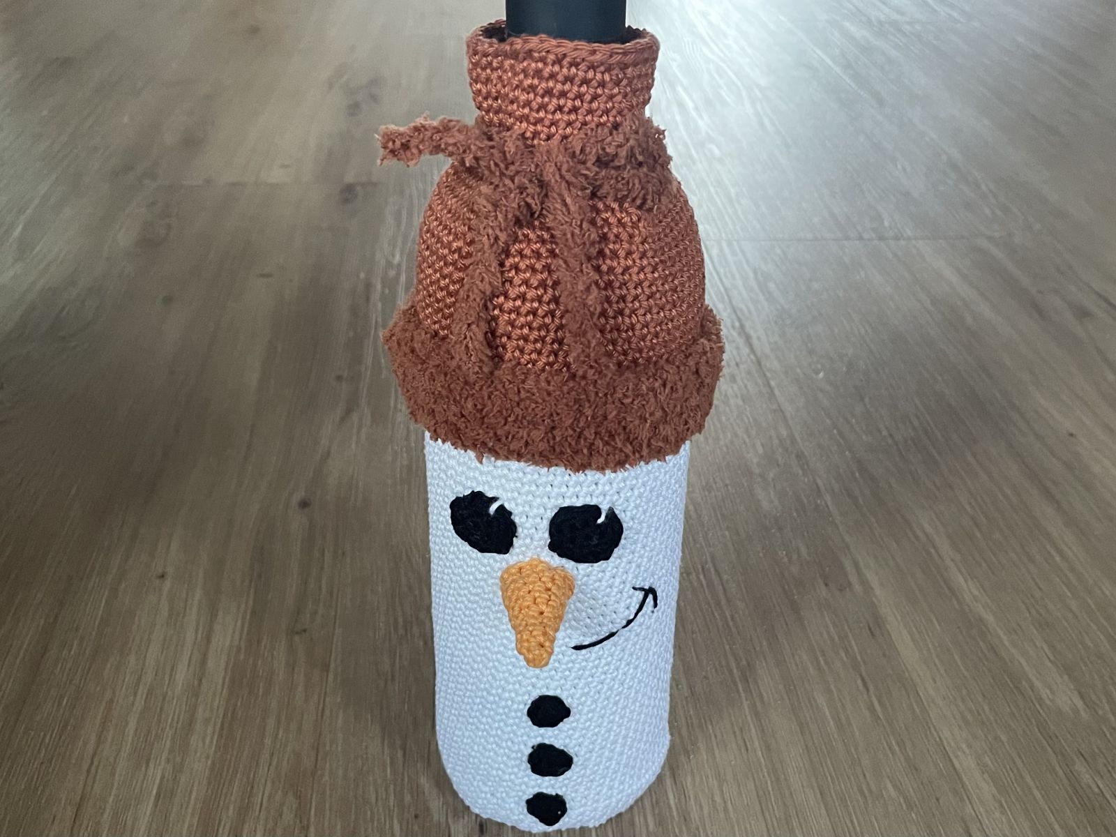 Blog content image for 'Crochet a snowman bottle cover'