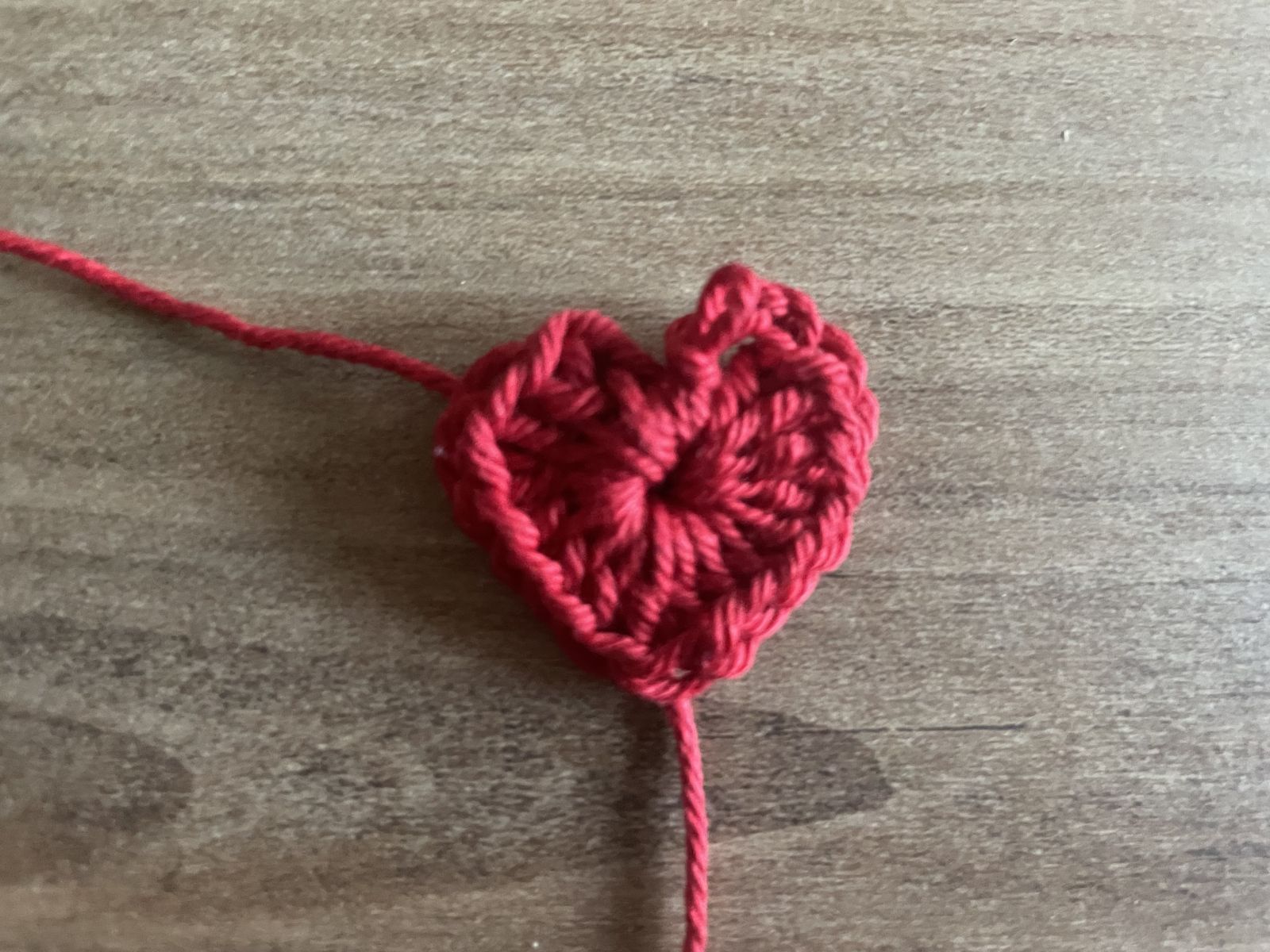 Blog-Inhaltsbild für 'Häkelspaß für die ganze Familie: kostenfreie Anleitung für Marienkäfer für Fenster und Memory'