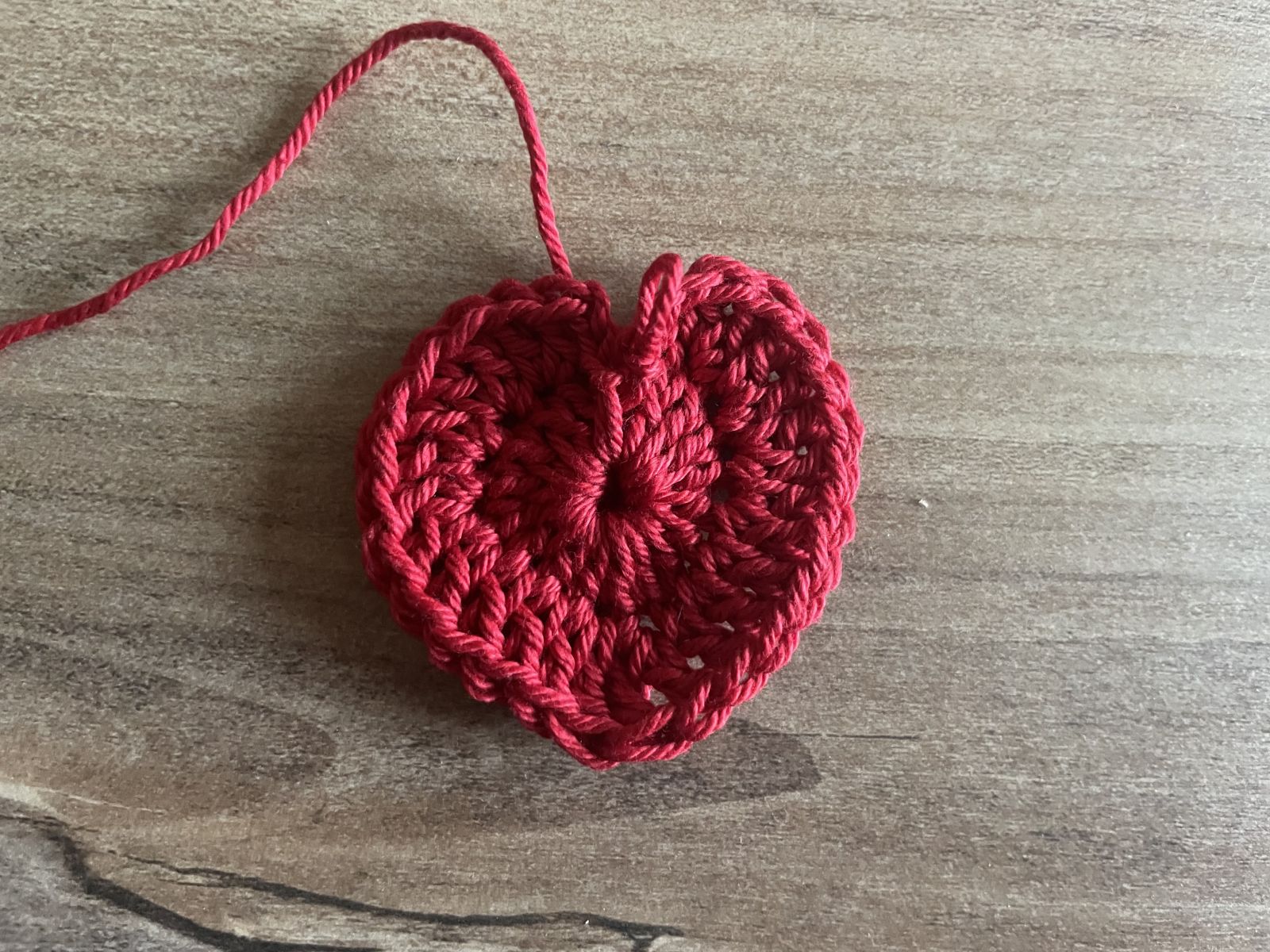 Blog-Inhaltsbild für 'Häkelspaß für die ganze Familie: kostenfreie Anleitung für Marienkäfer für Fenster und Memory'