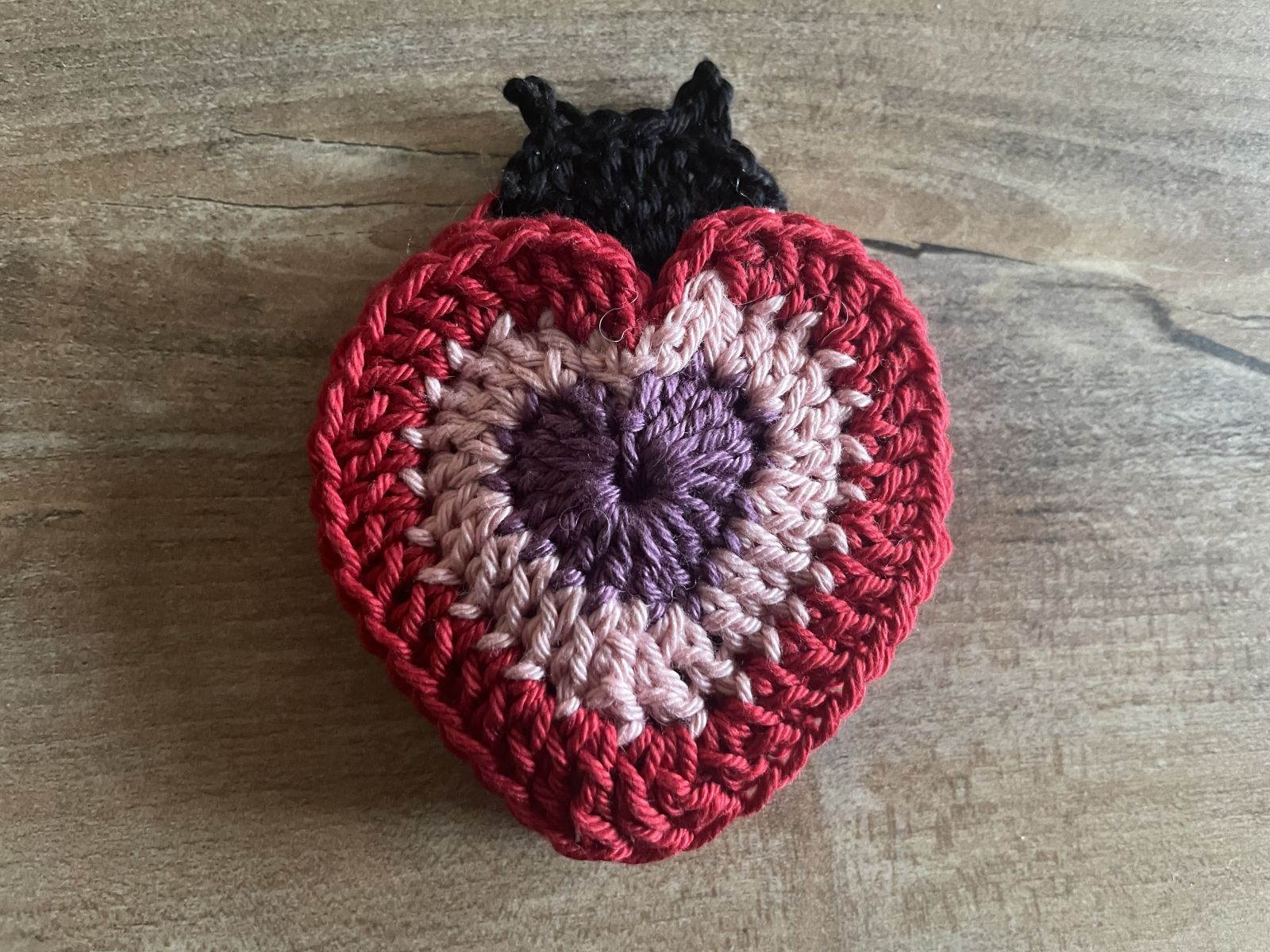 Blog-Inhaltsbild für 'Häkelspaß für die ganze Familie: kostenfreie Anleitung für Marienkäfer für Fenster und Memory'