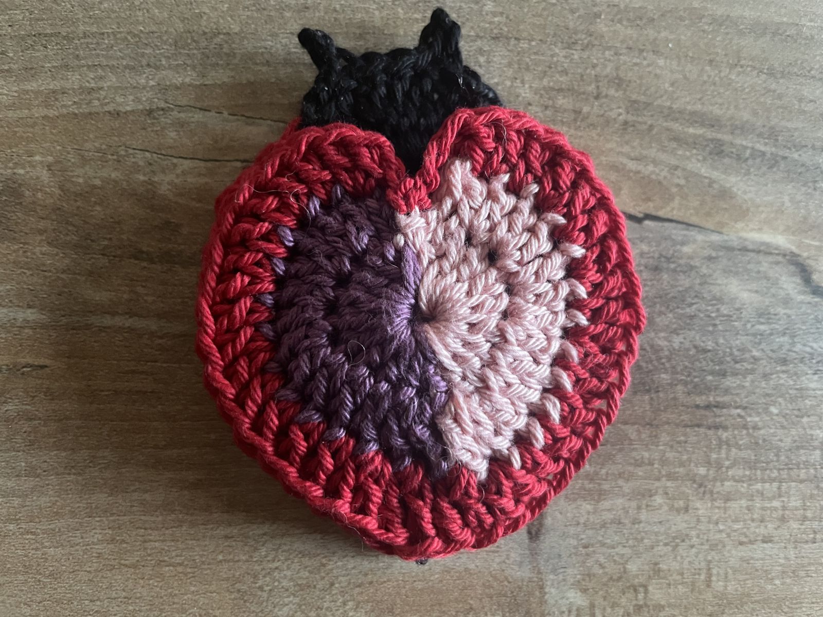 Blog-Inhaltsbild für 'Häkelspaß für die ganze Familie: kostenfreie Anleitung für Marienkäfer für Fenster und Memory'