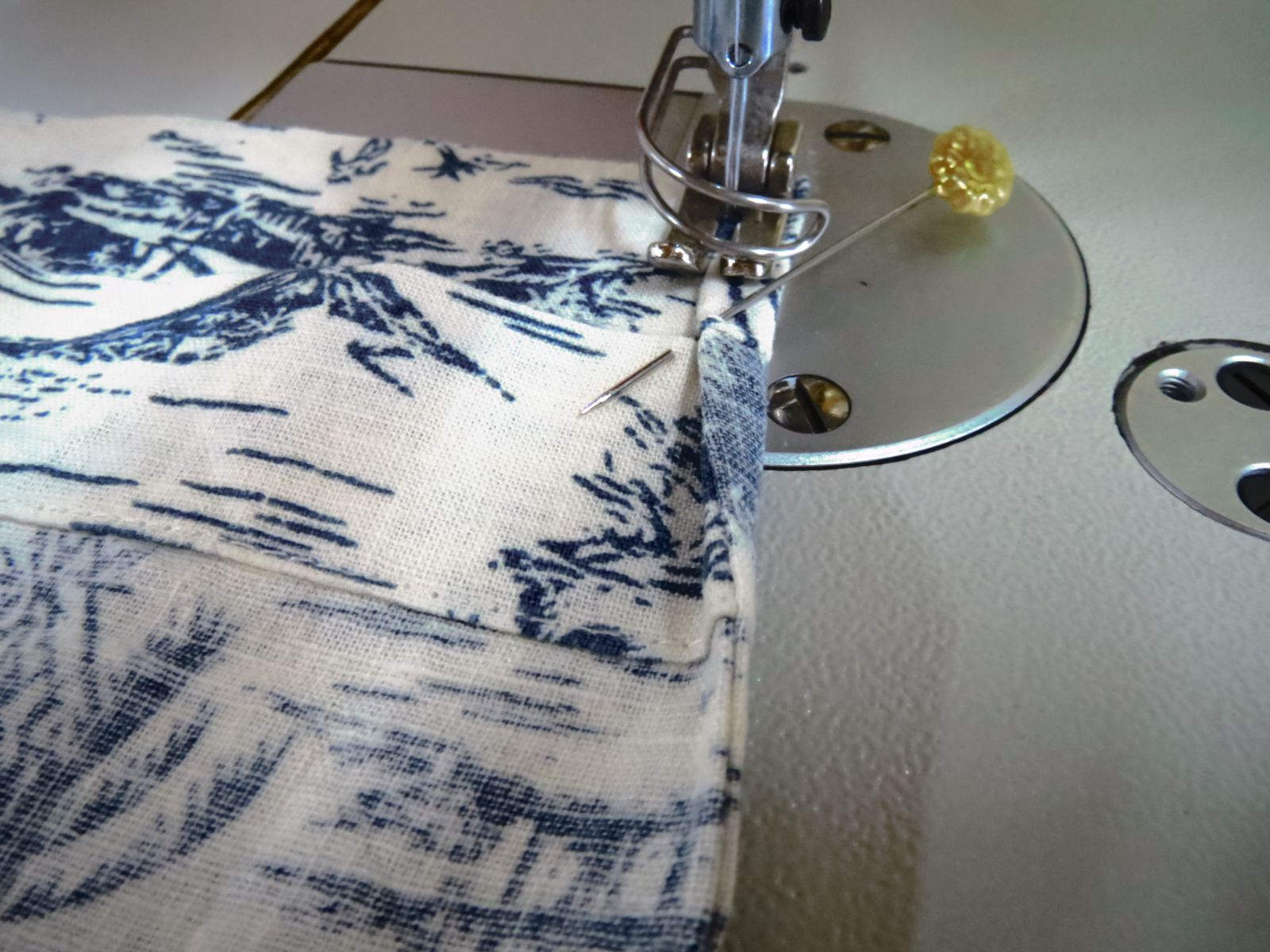 Blog-Inhaltsbild für 'UPCYCLING Projekt - Aus Herrenhemd schnell und einfach Einkaufsbeutel Einkaufstasche mit eingenähtem Beutel nähen ohne Schnittmuster firstloungeberlin'