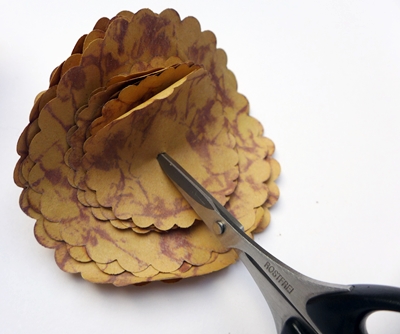 Blog-Inhaltsbild für 'DIY - Shabby-Blüte aus Packpapier - Kostenlose Bastelanleitung'