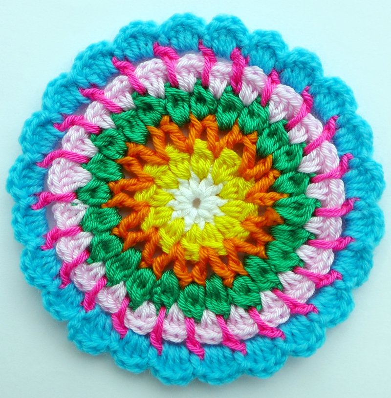 Blog-Inhaltsbild für 'Bunte Mandala-Untersetzer für den Sommer - Gratis Häkelanleitung'