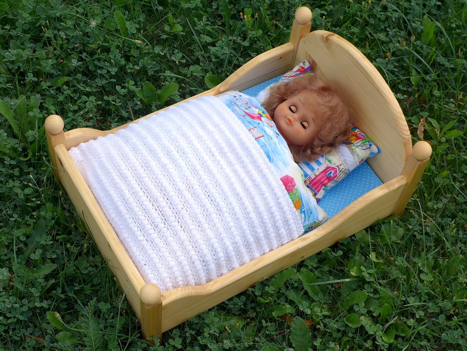 Blog content image for 'Kostenlose Häkelanleitung: Anfängertaugliche Decke fürs Puppenbett'