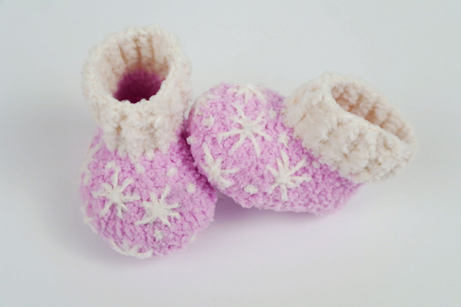 Blog-Inhaltsbild für 'Kostenlose Häkelanleitung für Warme und kuschelige Babyschuhe mit Schneeflocken'