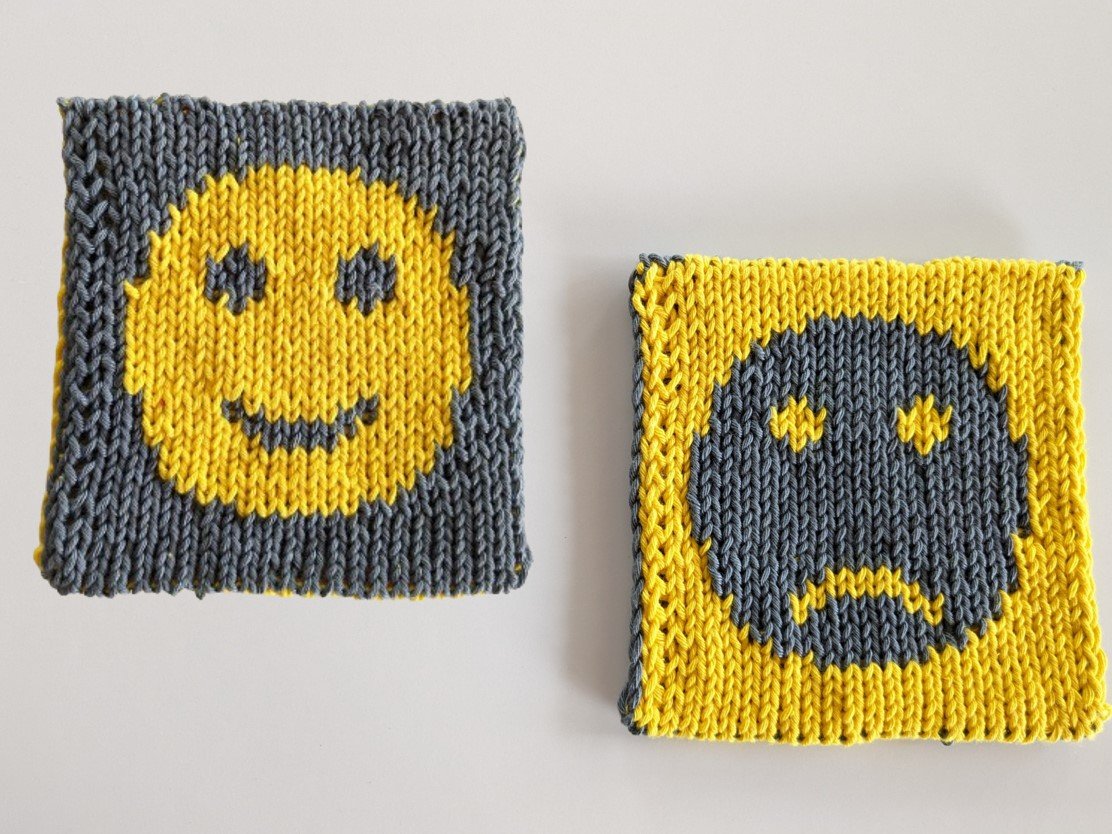 Blog content image for 'Free knitting pattern for a „Moody Smiley“ – as coaster or cleaning pad'