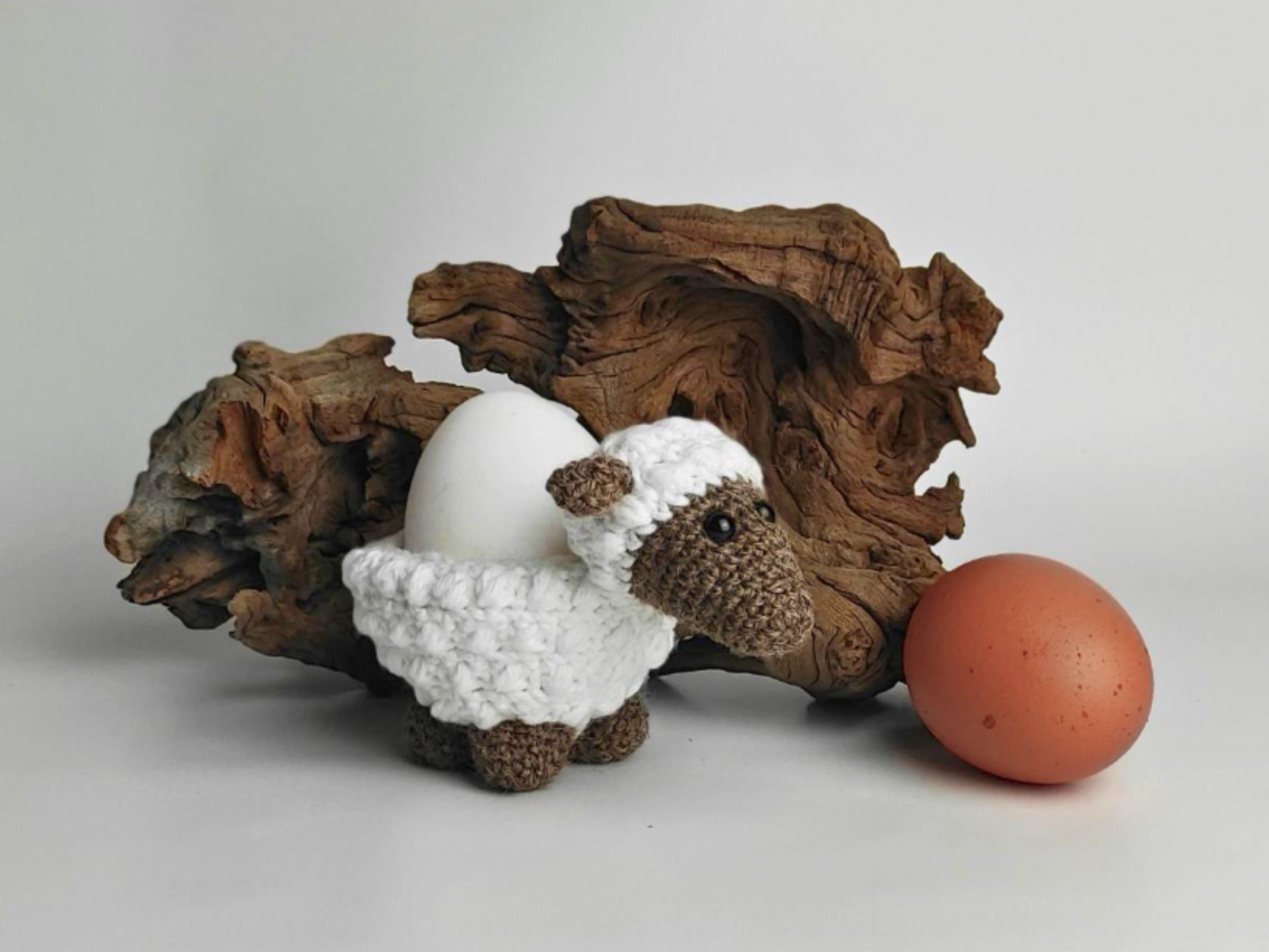 Blog-Inhaltsbild für 'Kostenlose Häkelanleitung Eierbecher Schäfchen für Ostern'