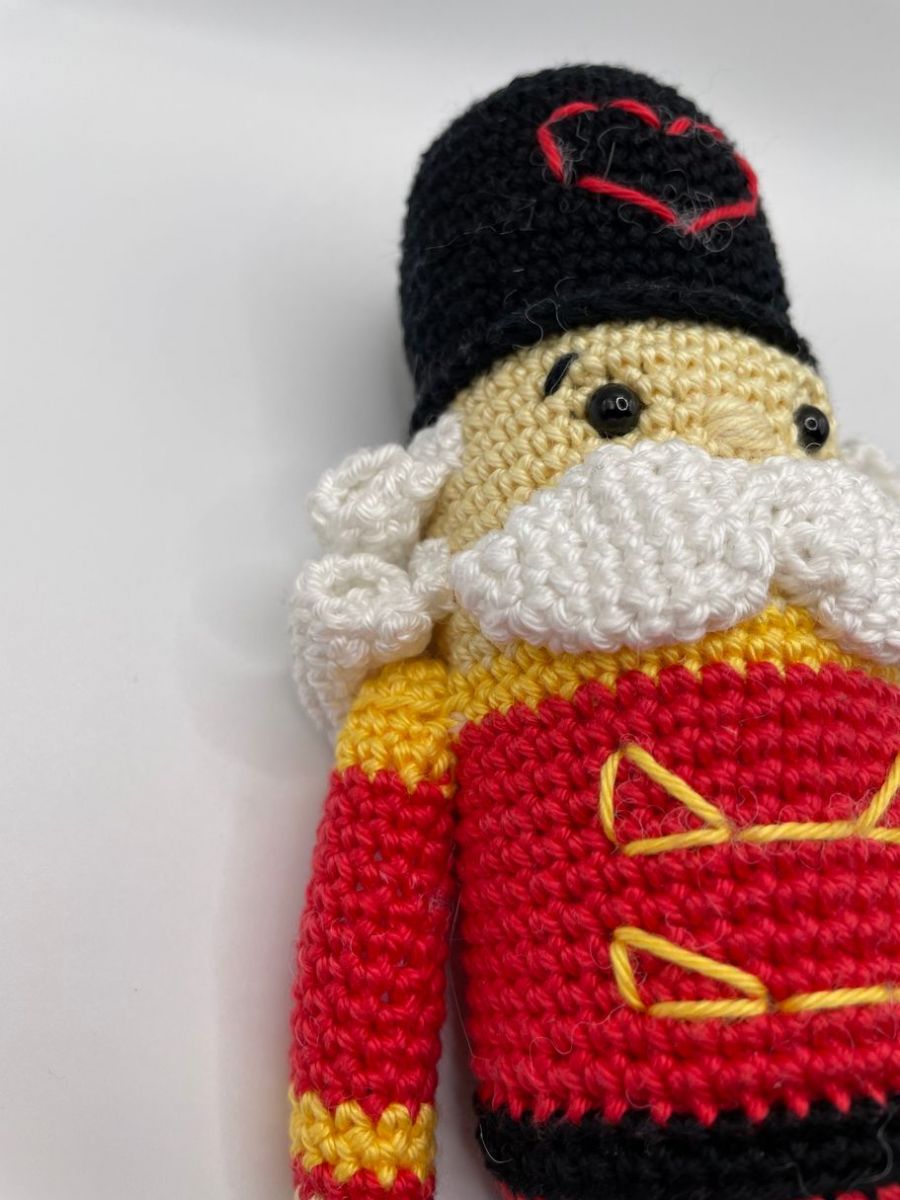 Blog-Inhaltsbild für 'Häkeln für Anfänger: Amigurumi-Nussknacker mit kostenloser Anleitung'