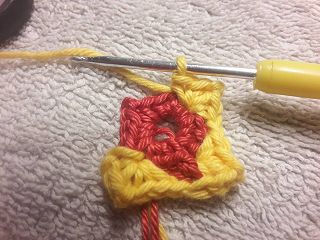 Blog-Inhaltsbild für 'Kostenlose Anleitung Schlüsselanhänger (oder Armband) aus Granny Squares'