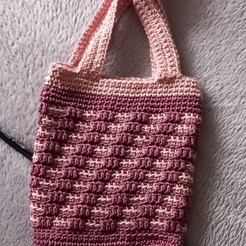 Sehr schönes einfaches Muster. Habe es etwas abgewandelt, und eine kleine Tasche daraus gemacht aus Wollresten.