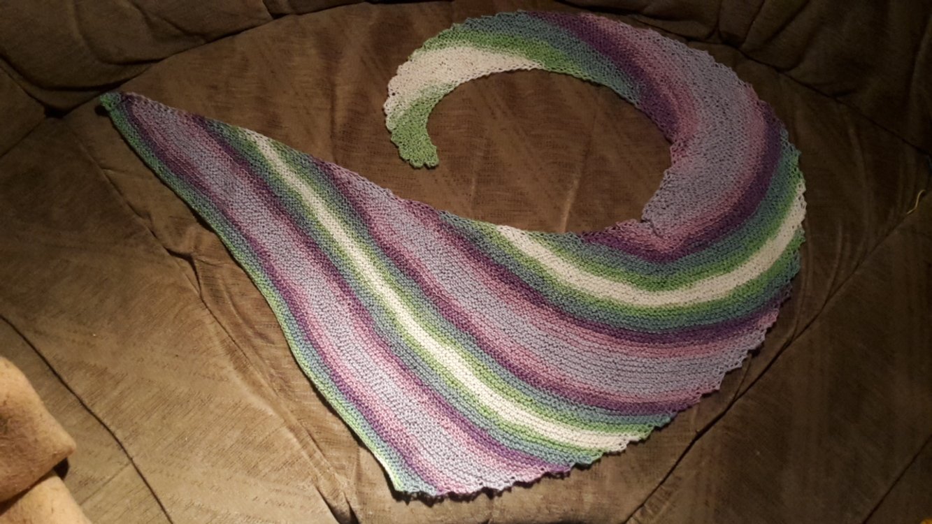 Strickanleitung Drachenschal, Drachenschwanz, Stola, Dreiecktuch, Schal mit kleinen Wellen