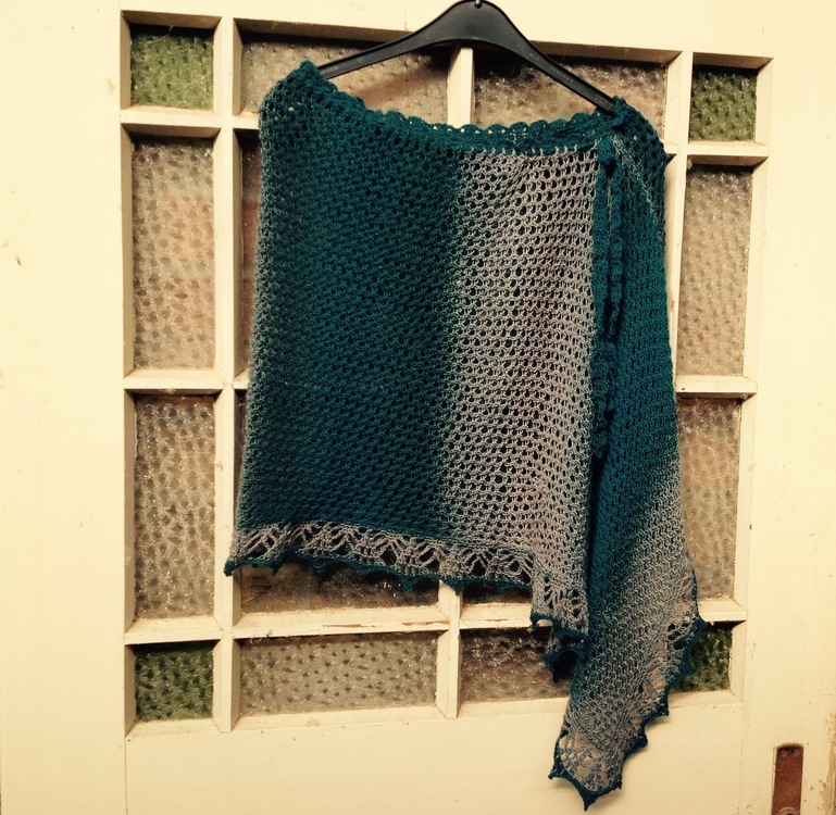 Gestrickter Poncho mit Häkelbordüre, Größe 36 - 46