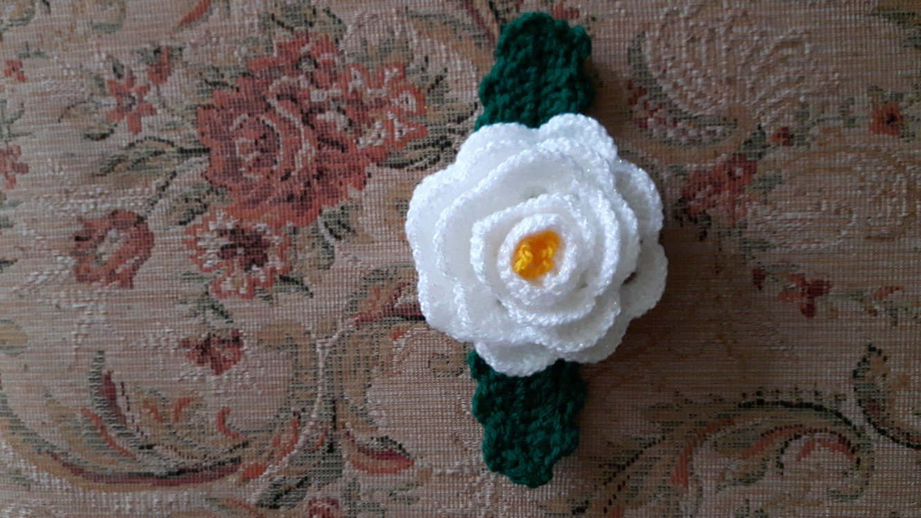 Häkelblume Rose mit den Blättern (Gr. 4-5 cm)