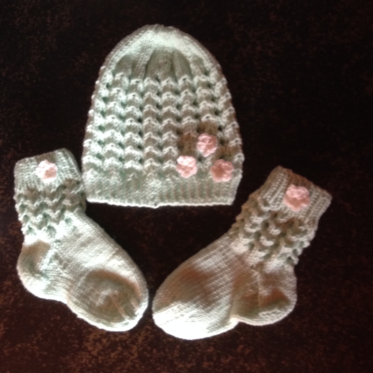 Strickanleitung Baby-Set, Mütze und Socken Ajourmuster ca. 5 - 12 Monate