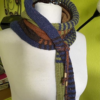 Meine Interpretation des Knotenloops von Wollopus, gestrickt aus Resten.