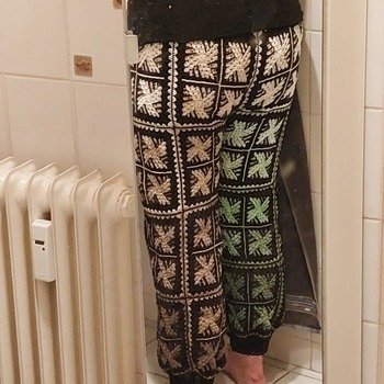 Super Anleitung! Es hat Spaß gemacht die Hose zu fertigen und ich liebe sie!
Mein Granny ist von der Autorin Petra Perle
https://www.crazypatterns.net/de/items/75446/granny-windrad
Herzlichen Dank an beide Autoren für die Anleitungen