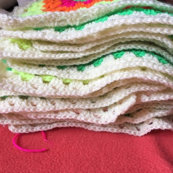 Granny s für eine große Decke Decke in Leuchtfarben von Gründl